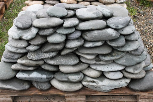 Kamenclub.ru: Галька речная плоская (темно-серая) фр. 100-200-300 мм. купить  в Ярославле галька речная плоская темно-серый, серый, синий речной галечник плоский 9000 руб/т   фото КАМЕНЬ КЛУБ