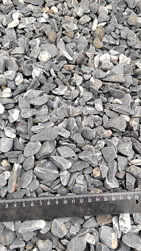 Kamenclub.ru: Щебень галтованный черный (мрамор) фр.10-20 мм.  купить в Ярославле мрамор черный с белыми прожилками, черный, белый окатанный округлый ландшафтный декоративный щебень 15000 руб/т   фото КАМЕНЬ КЛУБ