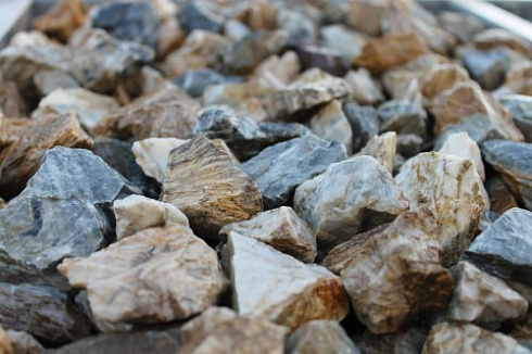 Kamenclub.ru: Мраморная крошка (щебень крошка медовый) фр. 20-40 мм.  купить в Ярославле мрамор бежевый рыжий желтый ландшафтная мраморная крошка 12000 руб/т   фото КАМЕНЬ КЛУБ