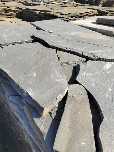 Kamenclub.ru: Песчаник пластушка светло-серый (3,0 см)  купить в Ярославле песчаник светло-серый, серый песчаник рваный ландшафтный колотый 13800 руб/м3   фото КАМЕНЬ КЛУБ