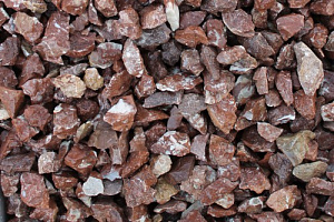 Kamenclub.ru: Мраморная крошка (щебень крошка розовый) фр. 40-70 мм.  купить в Ярославле мрамр розовый, красный мраморный декоративный 11000 руб/т   фото КАМЕНЬ КЛУБ