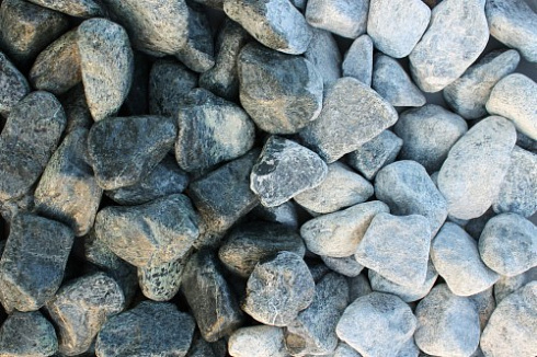 Kamenclub.ru: Щебень галтованный зеленый (змеевик) фр. 50-100 мм.  купить в Ярославле галтовка мраморная зеленый, салатовый мрамор 12 500 руб/т   фото КАМЕНЬ КЛУБ