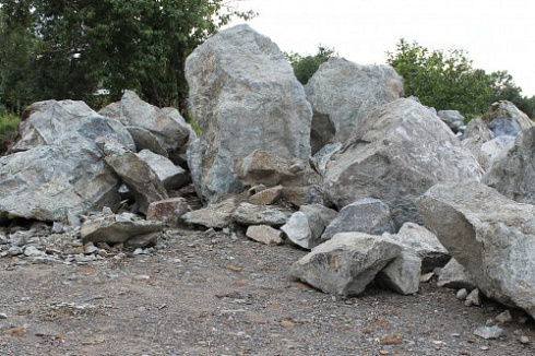 Kamenclub.ru: Змеевик скальник фр. 500-1500 мм.  купить в Ярославле змеевик зеленый серый черный глыба скальная колотая 7500 руб/т   фото КАМЕНЬ КЛУБ