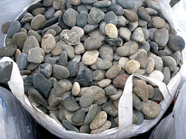 Kamenclub.ru: Галька речная плоская (ассорти) фр. 100-200-300 мм. купить в Ярославле галька плоская разноцветная серый белый темно-серый синий речная галька ландшафтная 8000 руб/т   фото КАМЕНЬ КЛУБ