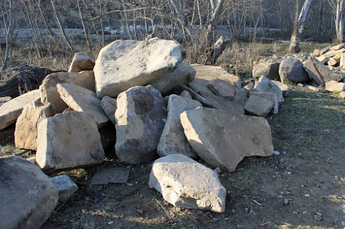 Kamenclub.ru: Песчаник плиты - плахи - пошаговые дорожки (фр. 70-150 мм)  купить в Ярославле песчаник серый бежевый желтый зеленый колотый песчаник строительный 6500 руб/т   фото КАМЕНЬ КЛУБ