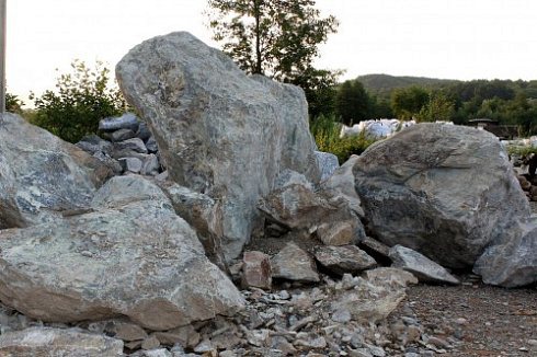 Kamenclub.ru: Змеевик скальник фр. 500-1500 мм.  купить в Ярославле змеевик зеленый серый черный глыба скальная колотая 7500 руб/т   фото КАМЕНЬ КЛУБ