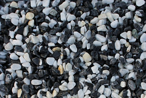 Kamenclub.ru: Мраморная крошка (щебень галтованный микс:белый-черный) фр.10-20 мм.  купить в Ярославле мрамор белый, черный окатанные округлые декоративные ландшафтные камни щебня 15500 руб/т   фото КАМЕНЬ КЛУБ