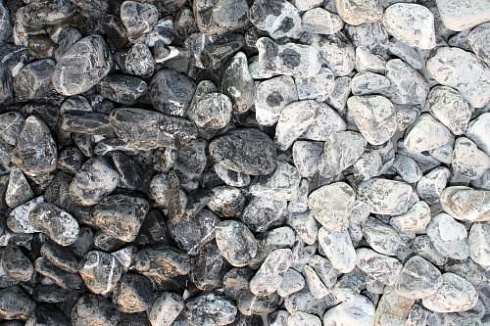 Kamenclub.ru: Щебень галтованный черный (мрамор) фр.20-40 мм.  купить в Ярославле мрамор черный с белыми прожилками мрамор окатанный округлый 15000 руб/т   фото КАМЕНЬ КЛУБ