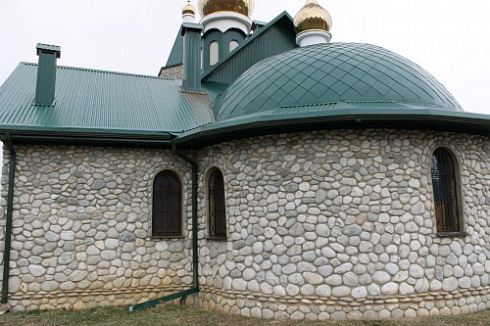 Kamenclub.ru: Галька речная плоская (бело-серая) фр. 100-200-300 мм. купить  в Ярославле галька речная плоская серый, белый, бело-серый, серо-белый речная галька плоская  9000 руб/т   фото КАМЕНЬ КЛУБ