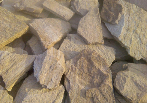 Kamenclub.ru: Песчаник пластушка "фонтанка" желтая (3,0 - 5,0 см)  купить в Ярославле песчаник желтая, рыжий, желтый песчаник колотый рваный со сколом облицовочный 16200 руб/м3   фото КАМЕНЬ КЛУБ