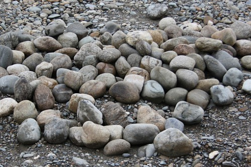 Kamenclub.ru: Речной валун (Ассорти) фр.100-300 мм.  купить в Ярославле галечник серый, темно-серый, светло-серый речная галька крупных размеров 4200 руб/т   фото КАМЕНЬ КЛУБ