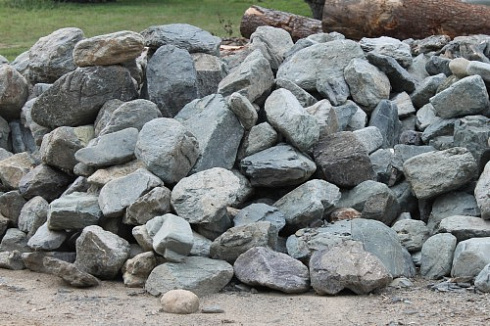 Kamenclub.ru: Гранит скальник (серо-зеленый) фр. 100-500 мм.  купить в Ярославле гранит зеленый, серый, салатовый крупный ландшафтный валун 6 000 руб/т   фото КАМЕНЬ КЛУБ