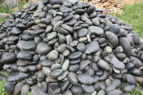 Kamenclub.ru: Темно-серый валунчик фр.100-300 мм.  купить в Ярославле крупный природный камень серый, темно-серый, светло-серый речная галька большого размера окатанная 4500 руб/т   фото КАМЕНЬ КЛУБ