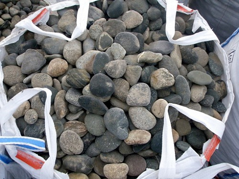 Kamenclub.ru: Галька речная плоская (ассорти) фр. 70-150 мм. купить  в Ярославле галька галечник серый белый темно-серый синий светло-серый плоская природная галька  9000 руб/т   фото КАМЕНЬ КЛУБ