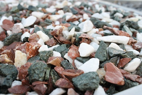 Kamenclub.ru: Мраморная крошка (щебень крошка микс: белый-зеленый-розовый) фр. 10-20 мм.  купить в Ярославле мрамор белый, зеленый, розовый декоративный ландшафтный колотый щебень 12000 руб/т   фото КАМЕНЬ КЛУБ