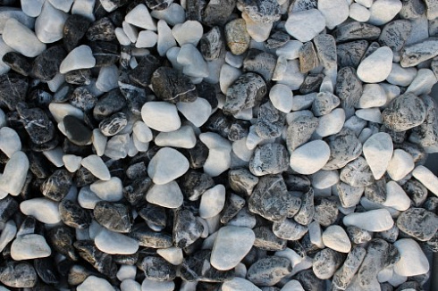 Kamenclub.ru: Мраморная крошка (щебень галтованный микс:: белый-черный) фр.20-40 мм  купить в Ярославле мрамор белый, черный мраморный галтованный щебень 15500 руб/т   фото КАМЕНЬ КЛУБ