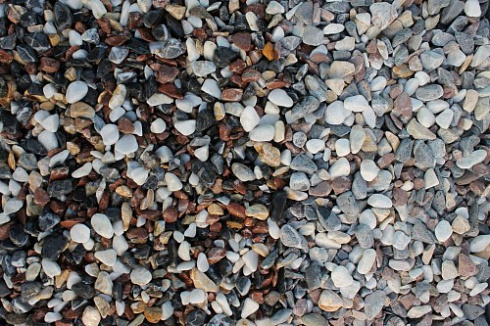 Kamenclub.ru: Мраморная крошка (щебень галтованный микс:белый-черный-розовый-медовый) фр.10-20 мм.  купить в Ярославле мрамор белый, медовый, черный, розовый мраморный декоративный ландшафтный окатанный округлый галтованный щебень 15500 руб/т   фото КАМЕНЬ КЛУБ