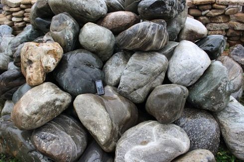 Kamenclub.ru: Речной валун Кабанчик фр.300-500 мм.  купить в Ярославле крупный природный камень галька серый, темно-серый речной валун галечник масштабный 7000 руб/т   фото КАМЕНЬ КЛУБ