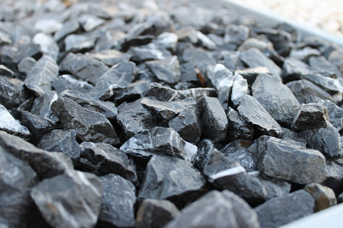 Kamenclub.ru: Щебень крошка черный (мрамор) фр. 5-10 мм.  купить в Ярославле мрамор черный с белыми прожилками, черный, белый мраморная крошка декоративная ландшафтная 11000 руб/т   фото КАМЕНЬ КЛУБ