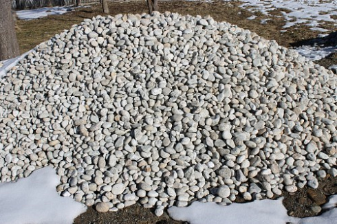 Kamenclub.ru: Галька речная окат (серо-белая) фр. 70-120 мм купить  в Ярославле галька галечник бело-серая, серо-белая, серая, белая речная природная галька  8000 руб/т   фото КАМЕНЬ КЛУБ