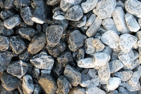 Kamenclub.ru: Щебень галтованный черный (мрамор) фр. 50-100 мм.  купить в Ярославле мрамор черный с белыми прожилками щебень ландшафтный мраморный 15000 руб/т   фото КАМЕНЬ КЛУБ