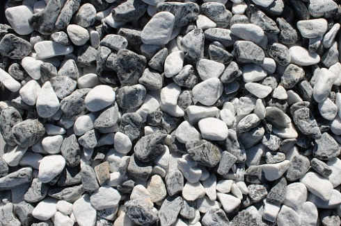 Kamenclub.ru: Мраморная крошка (щебень галтованный микс:: белый-черный) фр.20-40 мм  купить в Ярославле мрамор белый, черный мраморный галтованный щебень 15500 руб/т   фото КАМЕНЬ КЛУБ