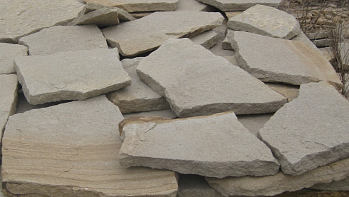 Kamenclub.ru: Песчаник пластушка светло-серый (2,0 см)  купить в Ярославле плитняк- ластушка светло-серый, серый рваный ландшафтный плитняк колотый 13800 руб/м3   фото КАМЕНЬ КЛУБ