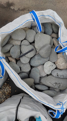 Kamenclub.ru: Галька речная плоская (темно-серая) фр. 70-150 мм. купить  в Ярославле галечник природный темно-серый серый синий речная плоская природная окатанная  9000 руб/т   фото КАМЕНЬ КЛУБ