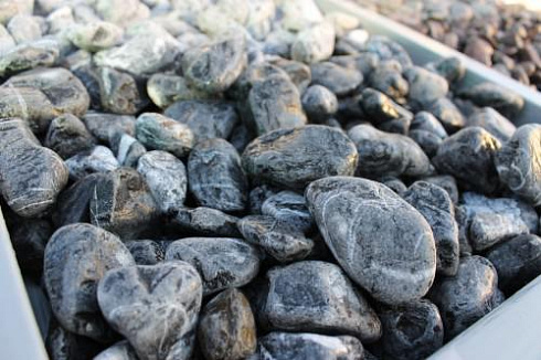 Kamenclub.ru: Щебень галтованный черный (мрамор) фр.20-40 мм.  купить в Ярославле мрамор черный с белыми прожилками мрамор окатанный округлый 15000 руб/т   фото КАМЕНЬ КЛУБ