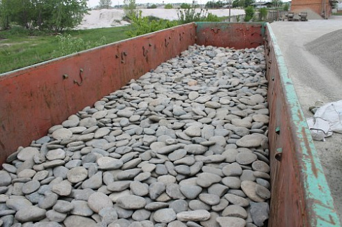 Kamenclub.ru: Галька речная плоская (ассорти) фр. 100-200-300 мм. купить  в Ярославле галька плоская разноцветная серый белый темно-серый синий речная галька ландшафтная 8000 руб/т   фото КАМЕНЬ КЛУБ