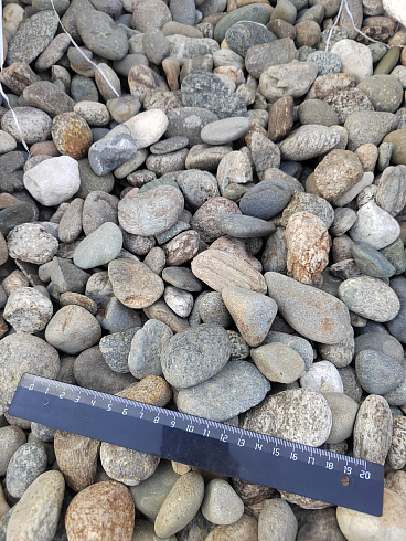 Kamenclub.ru: Галька речная окат (пестрая) фр. 20-40 мм. купить  в Ярославле галька речная пестрая, серая, серые оттенки галька речная окатанная округлая 5000 руб/т   фото КАМЕНЬ КЛУБ