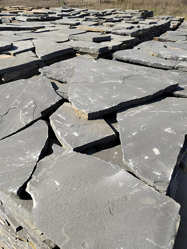 Kamenclub.ru: Песчаник пластушка светло-серый (2,0 см)  купить в Ярославле плитняк- ластушка светло-серый, серый рваный ландшафтный плитняк колотый 13800 руб/м3   фото КАМЕНЬ КЛУБ