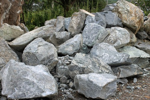 Kamenclub.ru: Змеевик скальник фр. 500-1500 мм.  купить в Ярославле змеевик зеленый серый черный глыба скальная колотая 7500 руб/т   фото КАМЕНЬ КЛУБ