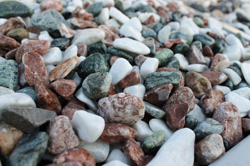 Kamenclub.ru: Мраморная крошка (щебень галтованный микс:белый-зеленый-розовый) фр.20-40 мм.  купить в Ярославле мрамор белый, зеленый, розовый мрамор декоративный (галтовка) 15500 руб/т   фото КАМЕНЬ КЛУБ