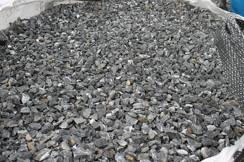 Kamenclub.ru: Щебень крошка черный (мрамор) фр. 40-70 мм.  купить в Ярославле мрамор черный с белыми прожилками, черный, белый декоративный щебень 11000 руб/т   фото КАМЕНЬ КЛУБ