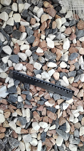 Kamenclub.ru: Мраморная крошка (щебень галтованный микс:белый-зеленый-розовый) фр.20-40 мм.  купить в Ярославле мрамор белый, зеленый, розовый мрамор декоративный (галтовка) 15500 руб/т   фото КАМЕНЬ КЛУБ