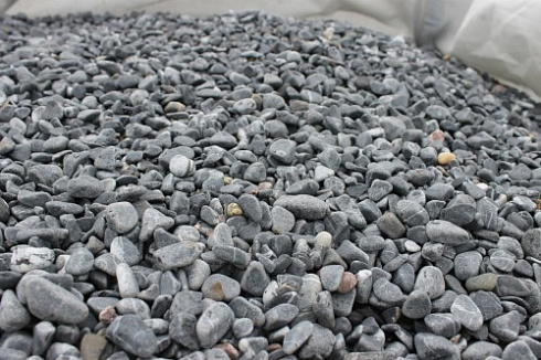 Kamenclub.ru: Щебень галтованный черный (мрамор) фр.10-20 мм.  купить в Ярославле мрамор черный с белыми прожилками, черный, белый окатанный округлый ландшафтный декоративный щебень 15000 руб/т   фото КАМЕНЬ КЛУБ