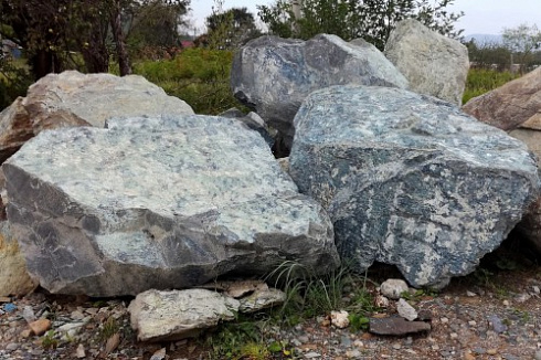 Kamenclub.ru: Змеевик скальник фр. 500-1500 мм.  купить в Ярославле змеевик зеленый серый черный глыба скальная колотая 7500 руб/т   фото КАМЕНЬ КЛУБ