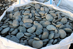 Kamenclub.ru: Галька речная плоская (темно-серая) фр. 100-200-300 мм. купить в Ярославле галька речная плоская темно-серый, серый, синий речной галечник плоский 9000 руб/т   фото КАМЕНЬ КЛУБ