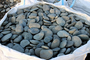 Kamenclub.ru: Галька речная плоская (темно-серая) фр. 100-200-300 мм. купить в Ярославле галька речная плоская темно-серый, серый, синий речной галечник плоский 9000 руб/т   фото КАМЕНЬ КЛУБ