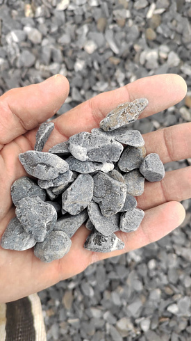 Kamenclub.ru: Щебень галтованный черный (мрамор) фр.10-20 мм.  купить в Ярославле мрамор черный с белыми прожилками, черный, белый окатанный округлый ландшафтный декоративный щебень 15000 руб/т   фото КАМЕНЬ КЛУБ