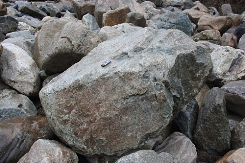 Kamenclub.ru: Гранит скальник (серо-зеленый) фр. 500-1500 мм.  купить в Ярославле гранит мрамор  серый зеленый темно-серый глыба скальная колотая ландшафтная 7 500 руб/т   фото КАМЕНЬ КЛУБ