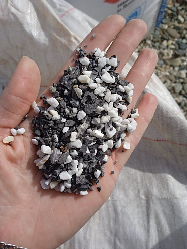 Kamenclub.ru: Мраморная крошка (щебень крошка микс : белый-черный-розовый) фр. 5-10 мм.  купить в Ярославле мрамор белый, черный, розовый, разноцветный микс декоративная мраморная каменная крошка 12000 руб/т   фото КАМЕНЬ КЛУБ