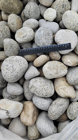 Kamenclub.ru: Галька речная окат (серо-белая) фр. 70-120 мм купить  в Ярославле галька галечник бело-серая, серо-белая, серая, белая речная природная галька  8000 руб/т   фото КАМЕНЬ КЛУБ