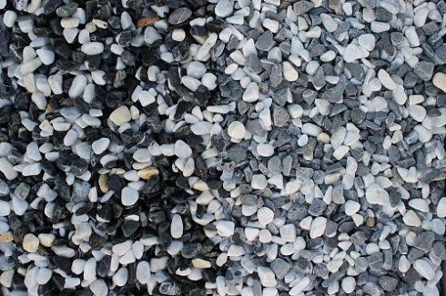 Kamenclub.ru: Мраморная крошка (щебень галтованный микс:белый-черный) фр.10-20 мм.  купить в Ярославле мрамор белый, черный окатанные округлые декоративные ландшафтные камни щебня 15500 руб/т   фото КАМЕНЬ КЛУБ