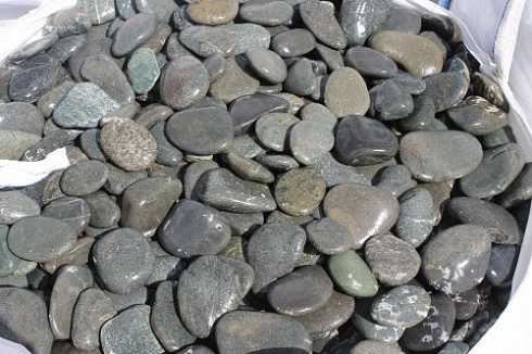 Kamenclub.ru: Галька речная плоская (темно-серая) фр. 100-200-300 мм. купить  в Ярославле галька речная плоская темно-серый, серый, синий речной галечник плоский 9000 руб/т   фото КАМЕНЬ КЛУБ