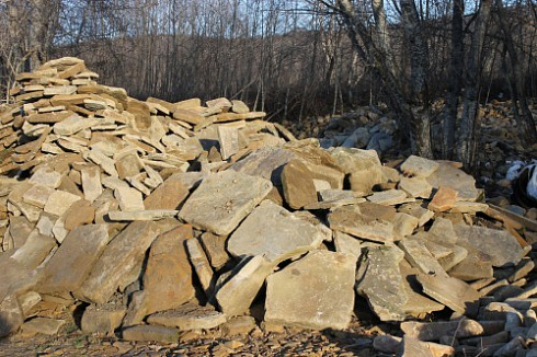 Kamenclub.ru: Песчаник плиты - плахи - пошаговые дорожки (фр. 70-150 мм)  купить в Ярославле песчаник серый бежевый желтый зеленый колотый песчаник строительный 6500 руб/т   фото КАМЕНЬ КЛУБ