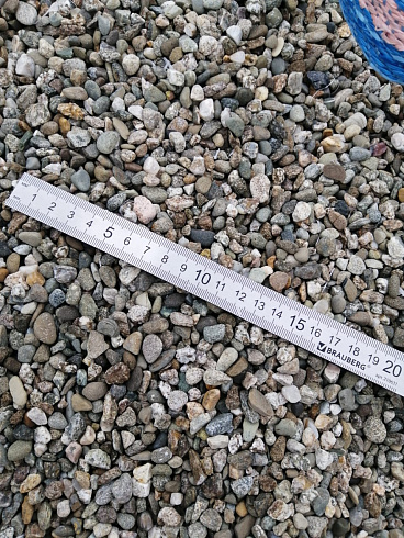 Kamenclub.ru: Галька речная окат (серая) фр.3-5 мм купить  в Ярославле галька речная серая бежевый темно-серый окатанный речной камень округлый 9500 руб/т   фото КАМЕНЬ КЛУБ