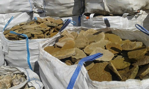 Kamenclub.ru: Песчаник колотый для облицовки (фр. 2-3 см)  купить в Ярославле песчаник бежевый серый рыжий песчаник строительный 5000 руб/т   фото КАМЕНЬ КЛУБ