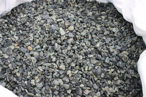 Kamenclub.ru: Щебень галтованный зеленый (змеевик) фр. 20-40 мм.  купить в Ярославле мрамор зеленый, салатовый оголтованный щебень мраморный 12500 руб/т   фото КАМЕНЬ КЛУБ